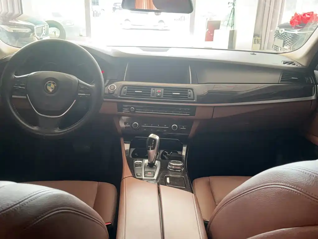 BMW 5 Series — миниатюра 13