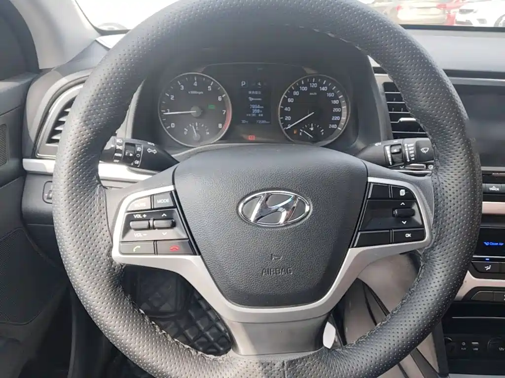 Hyundai Elantra — миниатюра 11