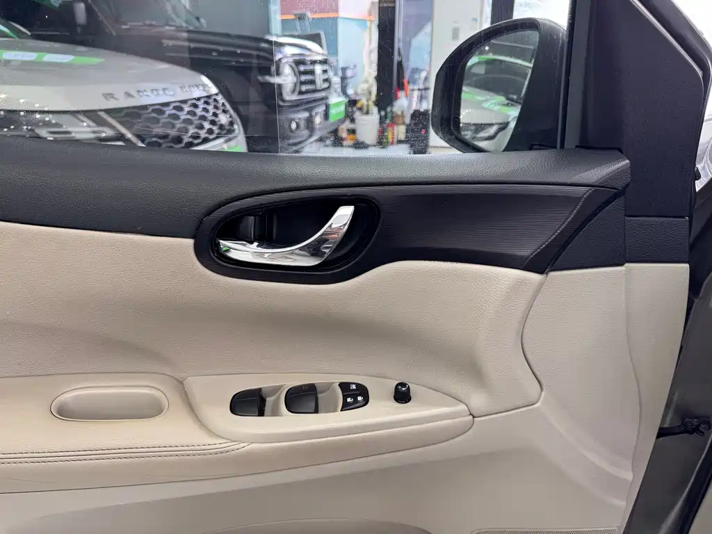 Nissan Tiida — миниатюра 14