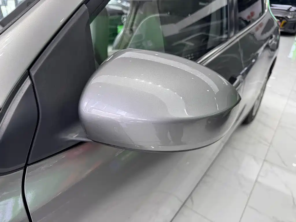 Nissan Tiida — миниатюра 12