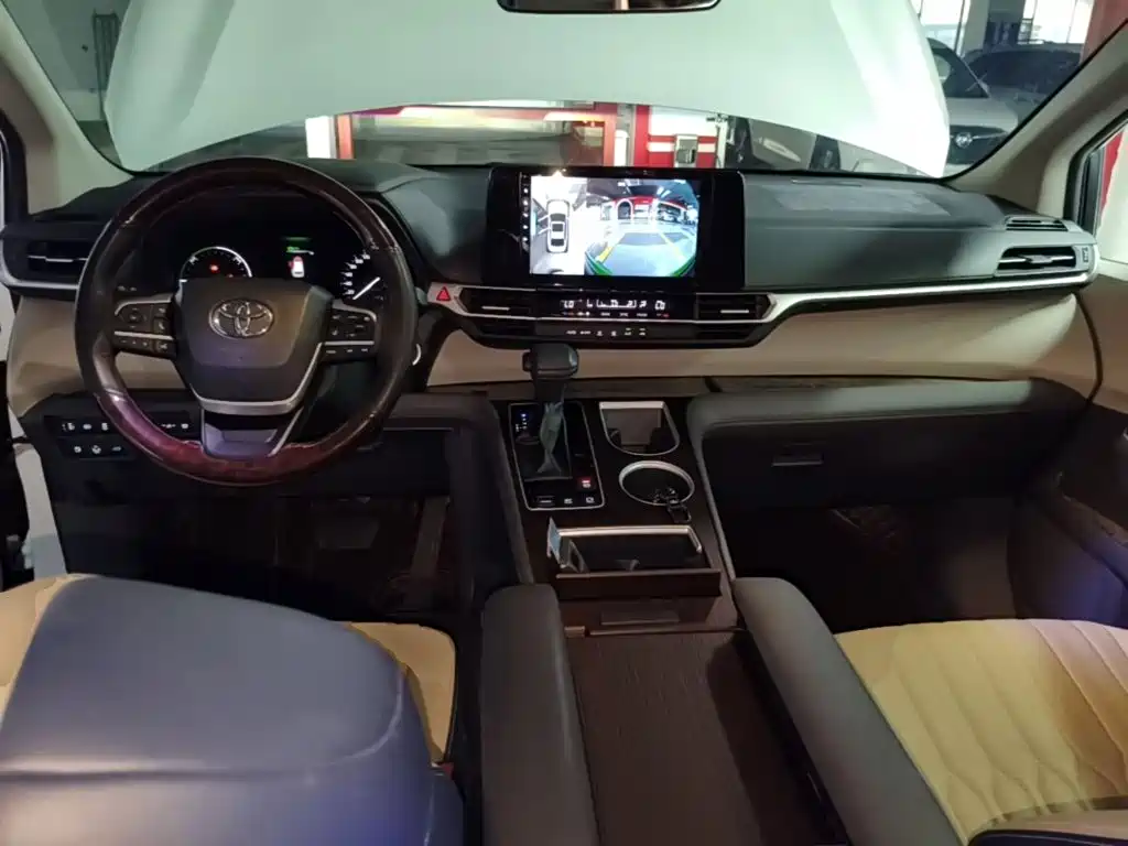 Toyota Sienna — миниатюра 10