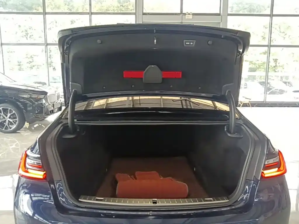 BMW 7 Series — миниатюра 9