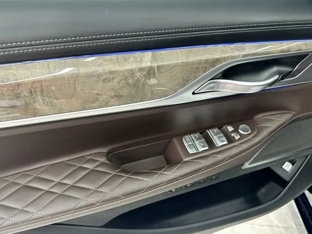 BMW 7 Series — миниатюра 21