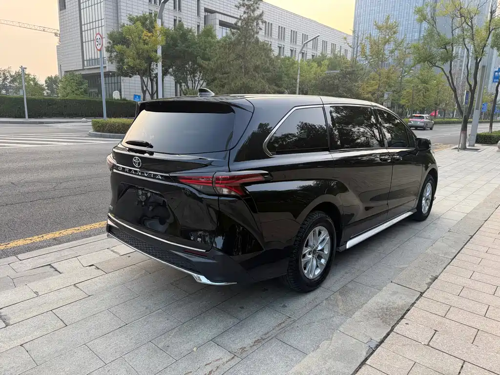 Toyota Granvia — миниатюра 5