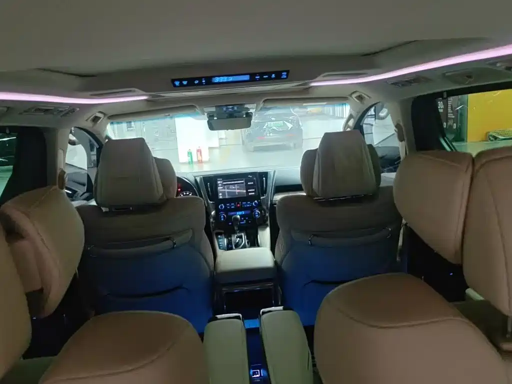 Toyota Alphard — миниатюра 6