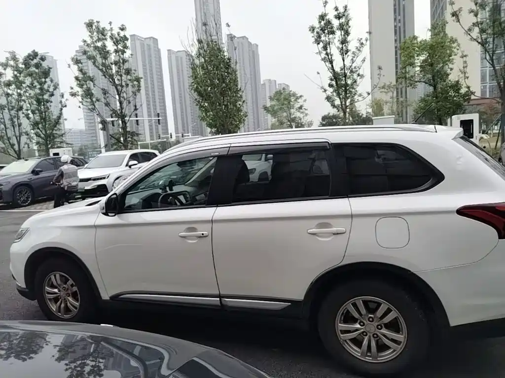 Mitsubishi Outlander (Import) — миниатюра 5