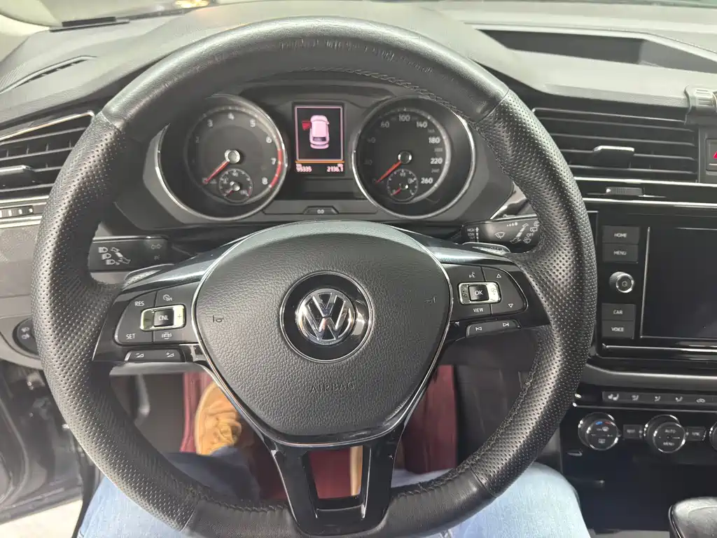 Volkswagen Tiguan L — миниатюра 14