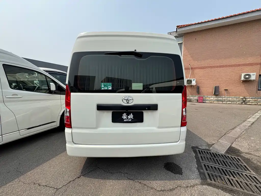 Toyota HiAce 2021 3.5L AT