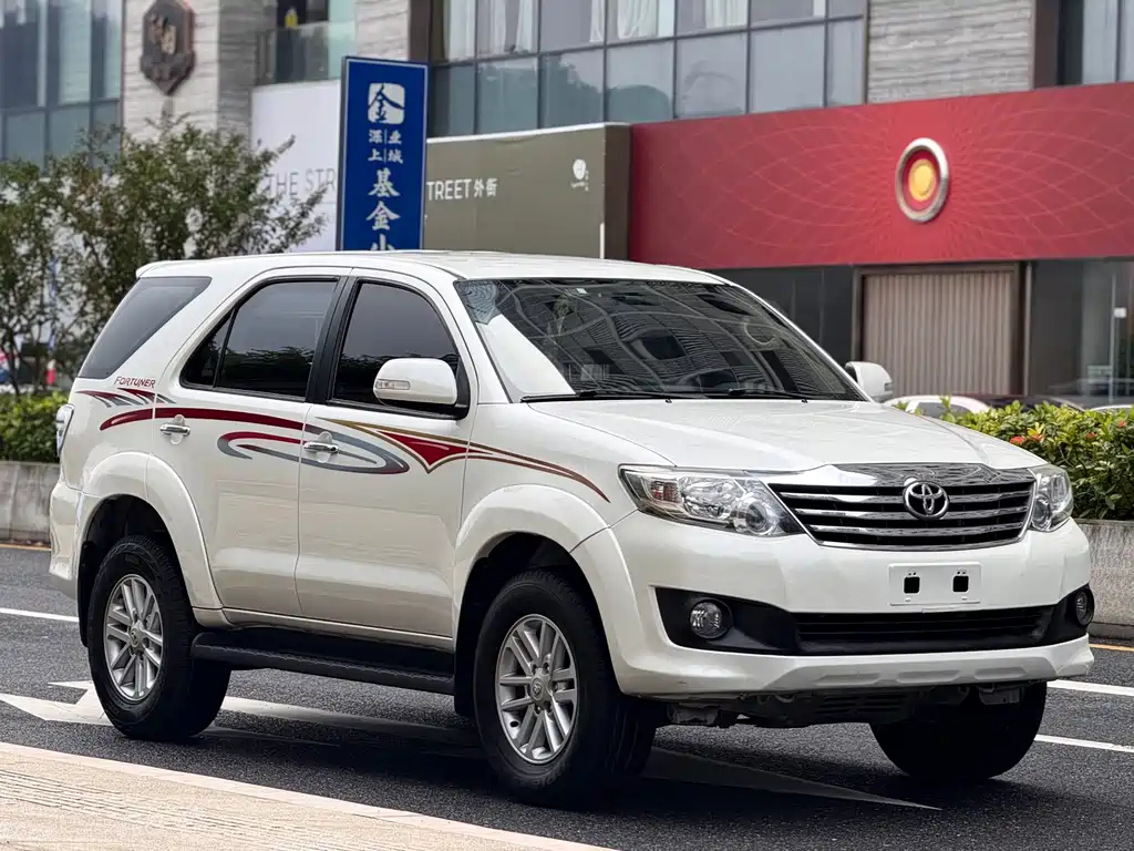 Toyota Fortuner — миниатюра 4