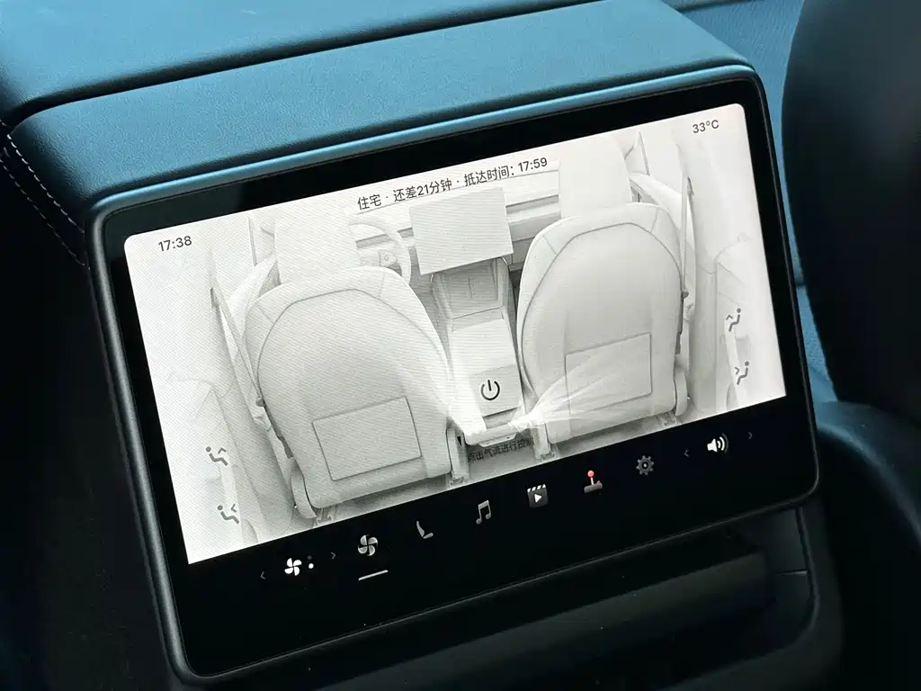Tesla Model Y — миниатюра 10