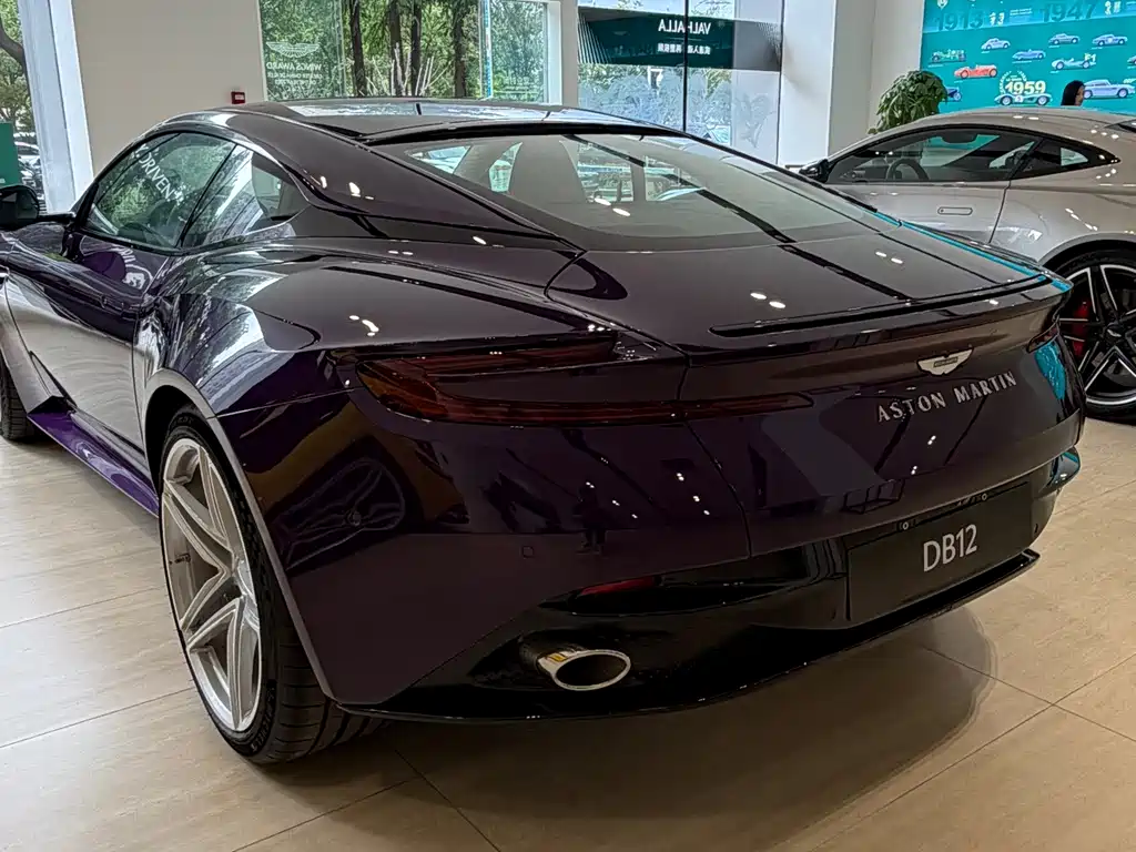 Aston Martin DB12 — миниатюра 10