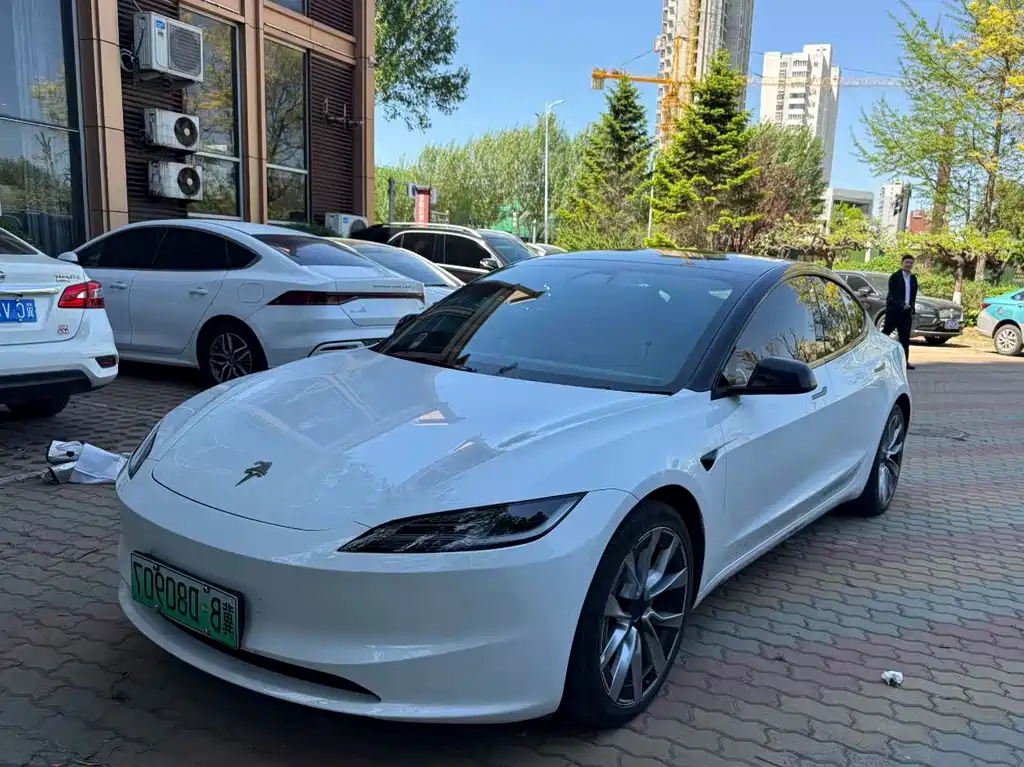 Tesla Model 3 2024