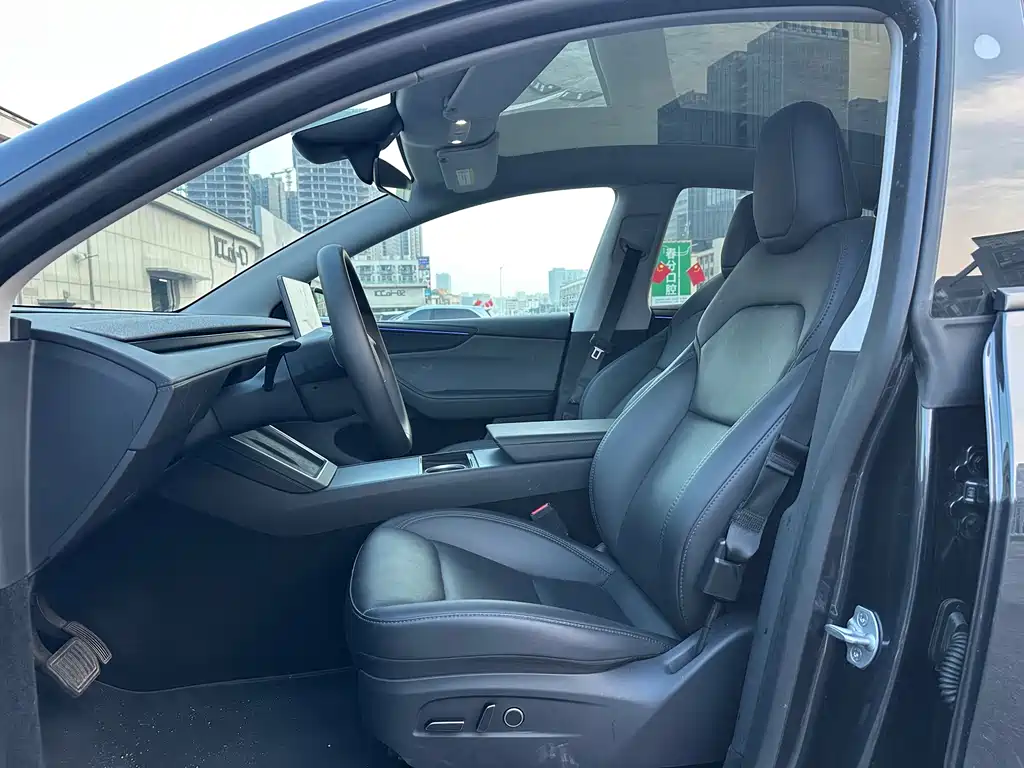 Tesla Model Y — миниатюра 8