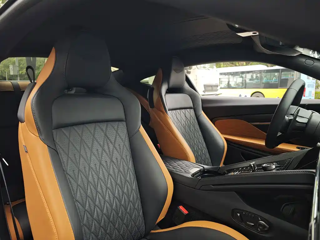 Aston Martin DB12 — миниатюра 11
