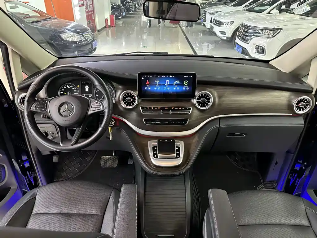 Mercedes-Benz Vito 2023 2.0T Elite 7 мест