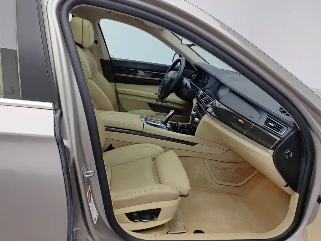 BMW 7 Series — миниатюра 23