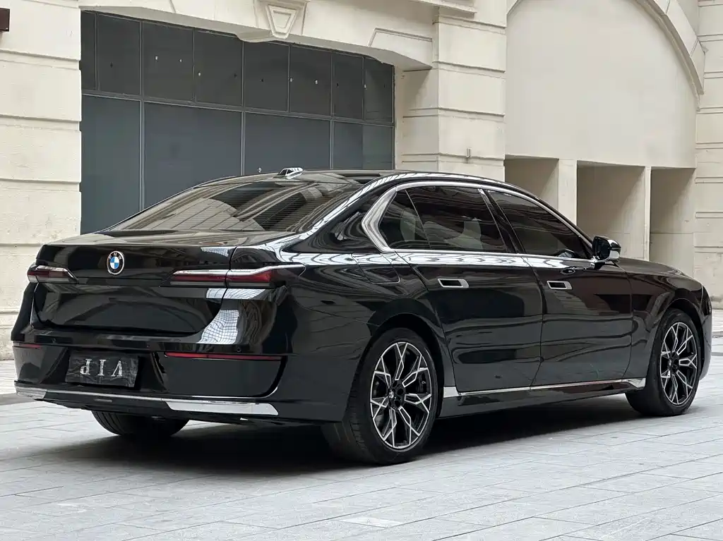 BMW 7 Series — миниатюра 4