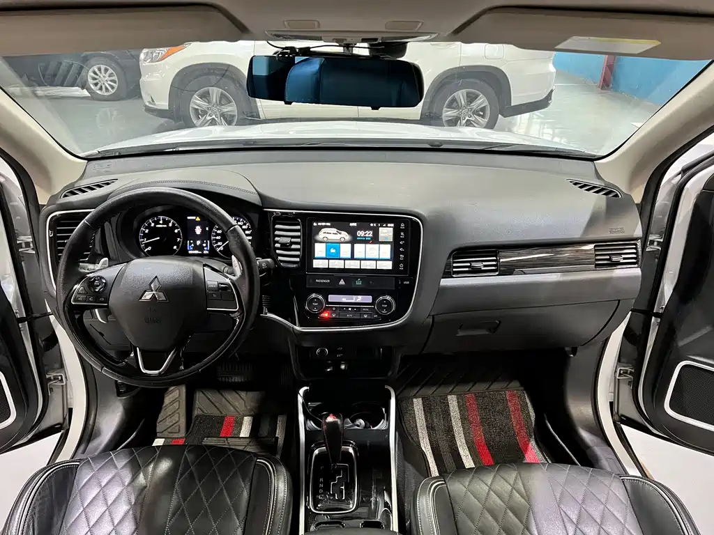 MITSUBISHI OUTLANDER