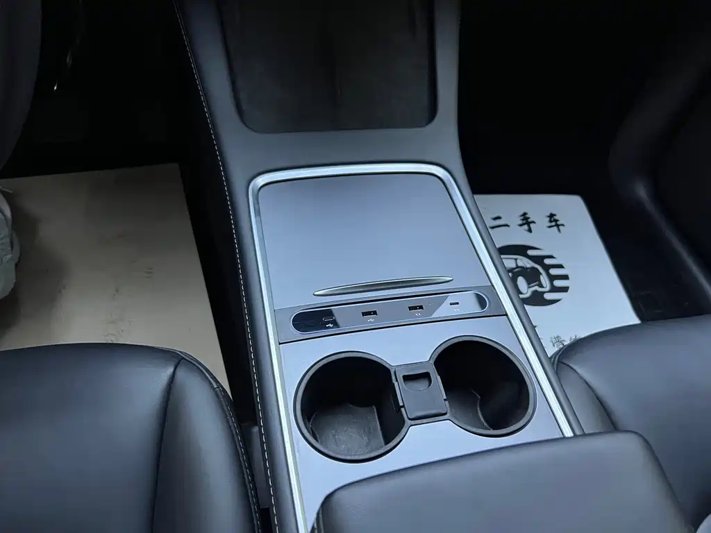 Tesla Model Y — миниатюра 6
