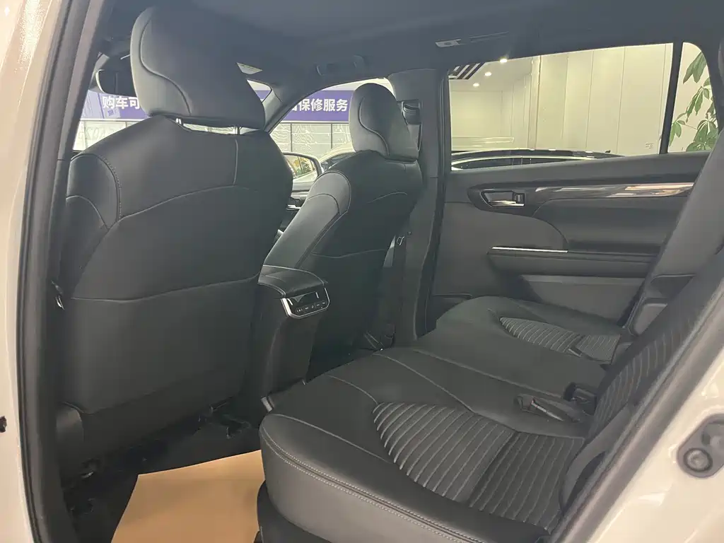 Toyota Crown Kluger — миниатюра 7