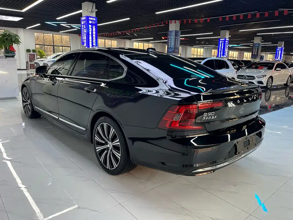 VOLVO S90
