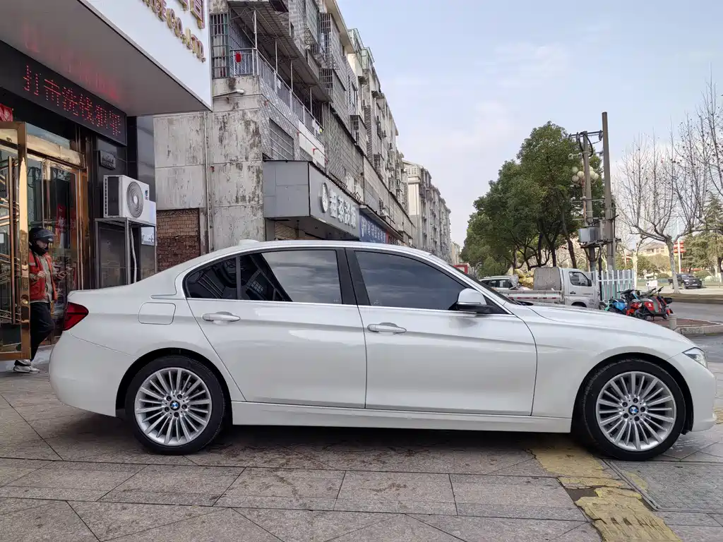 BMW 3 SERIES