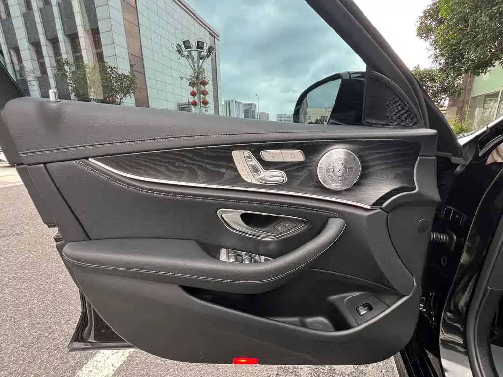 Mercedes-Benz E-Class — миниатюра 12