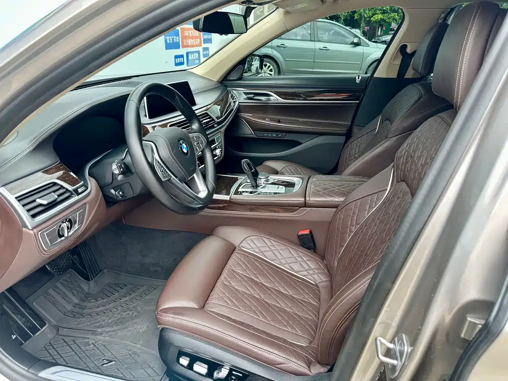 BMW 7 Series — миниатюра 8