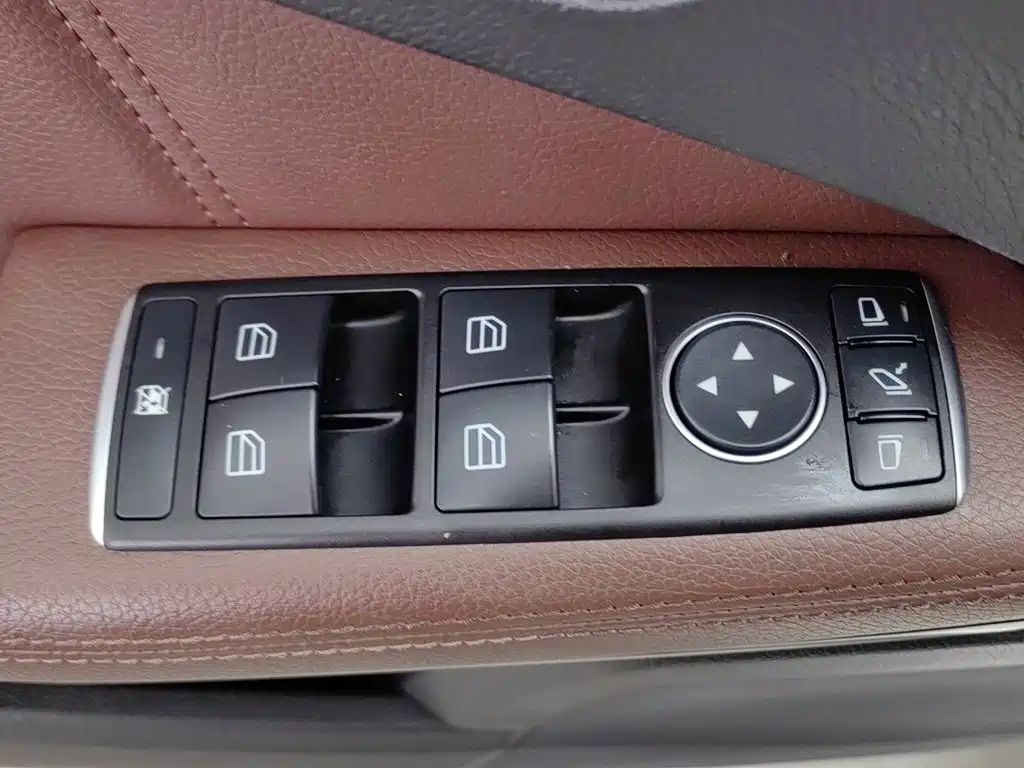 Mercedes-Benz E-Class — миниатюра 9