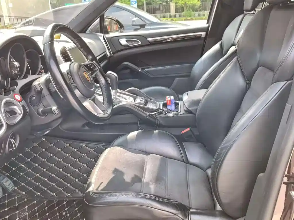 Porsche Cayenne — миниатюра 9