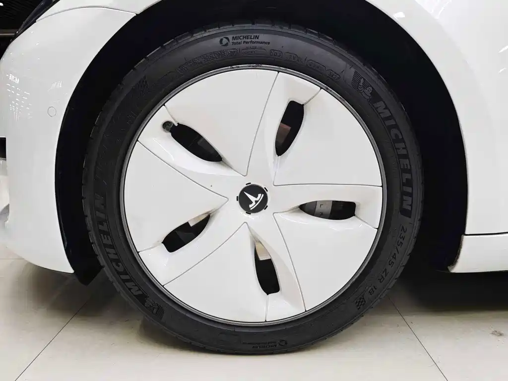 Tesla Model 3 — миниатюра 6