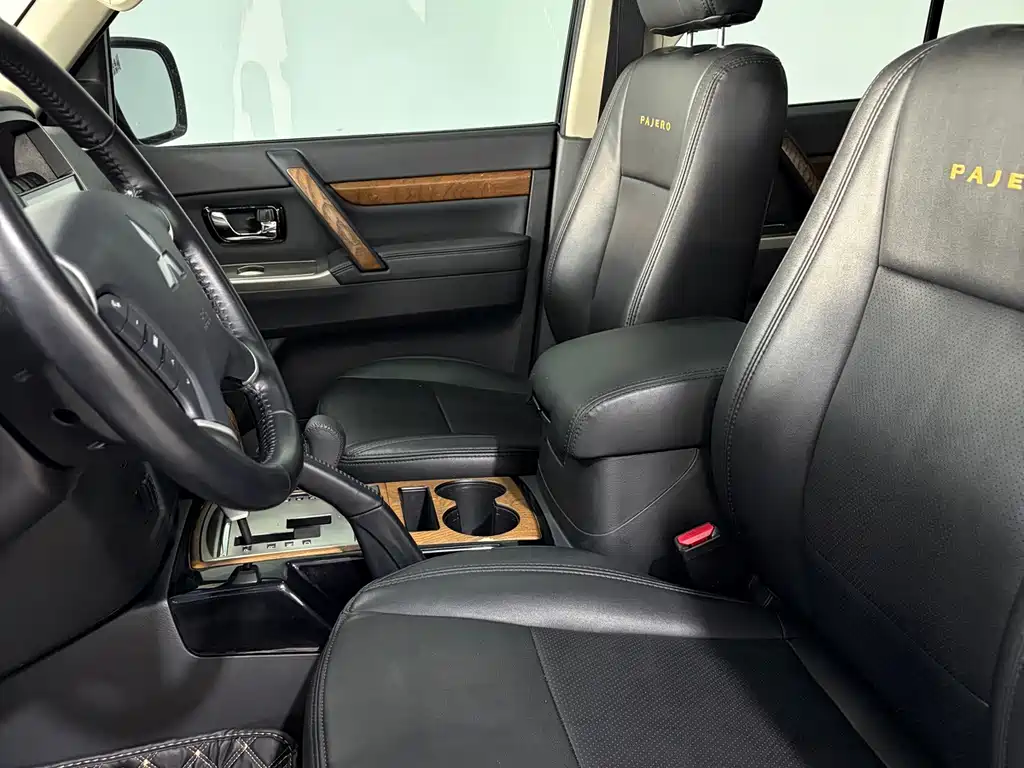 Mitsubishi Pajero (Import) — миниатюра 7