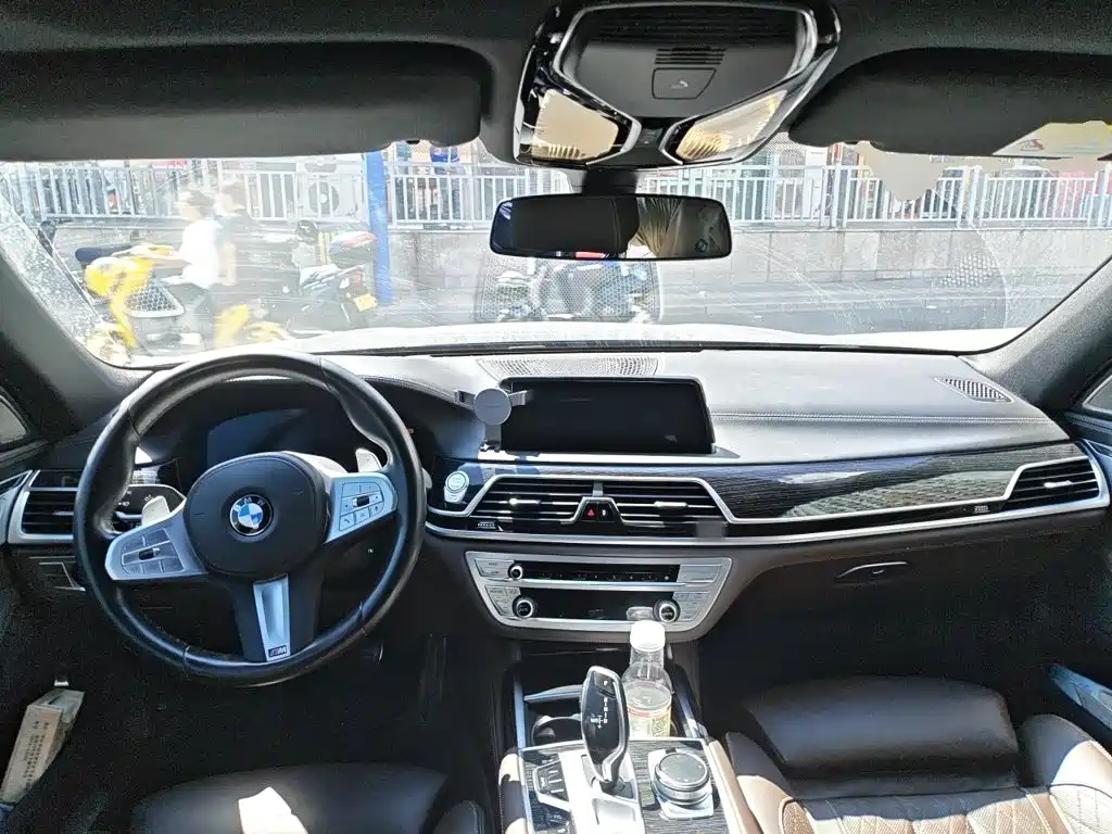 BMW 7 Series — миниатюра 10
