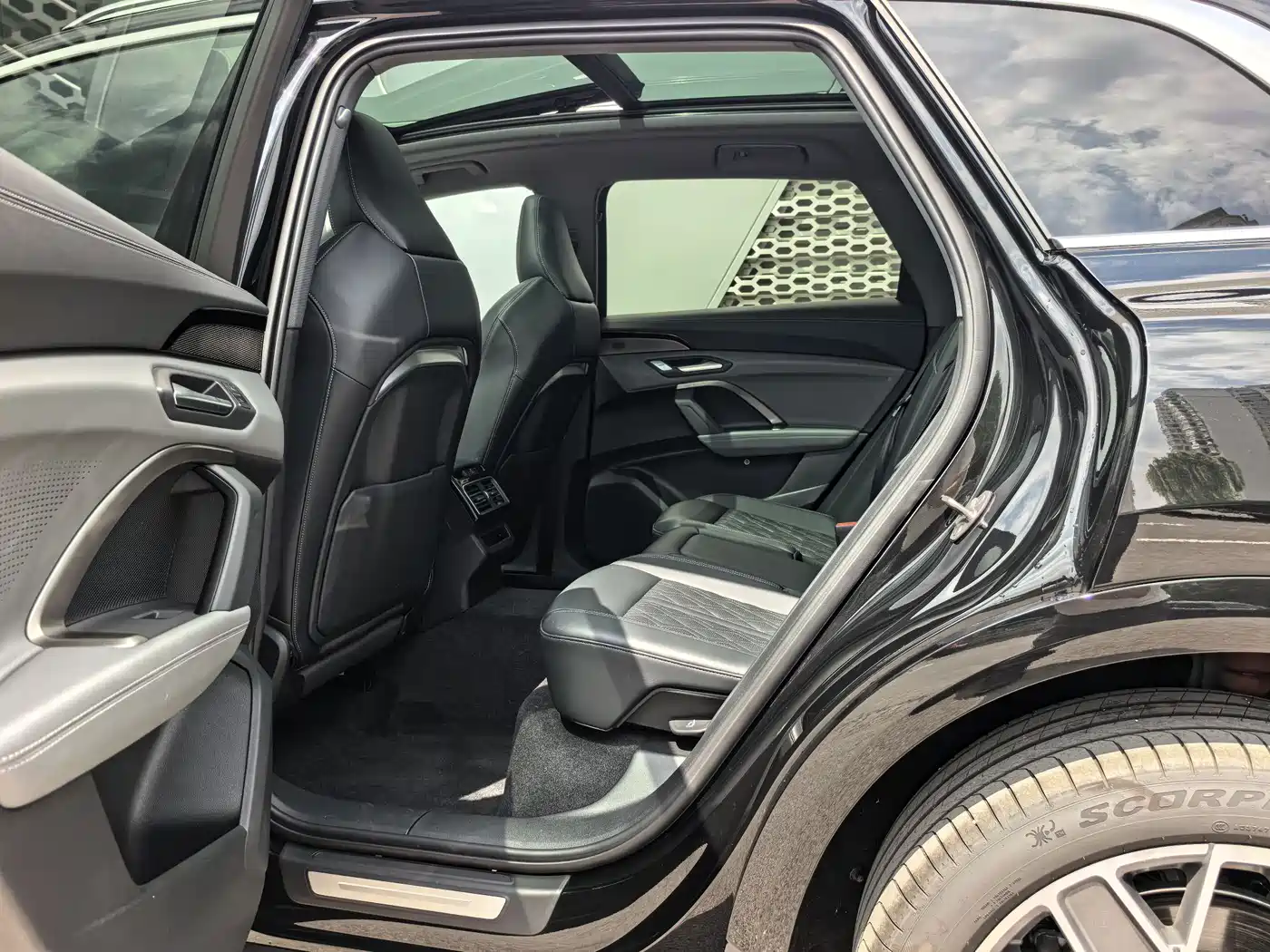 Audi Q5L 2025 Черный из Китая, фото 3