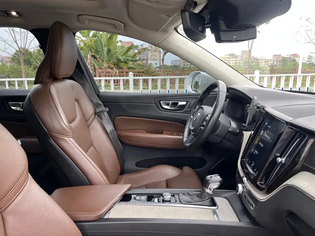 Volvo XC60 T5 4WD Smart Vision Luxury Edition, фото 8
