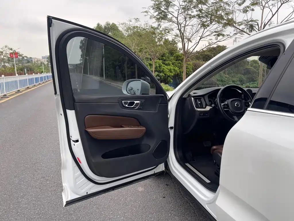 Volvo XC60 T5 4WD Smart Vision Luxury Edition, фото 20