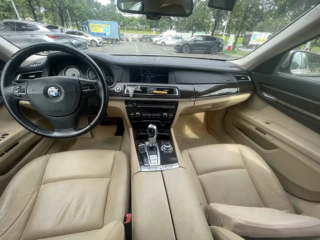 BMW 7 Series — миниатюра 7