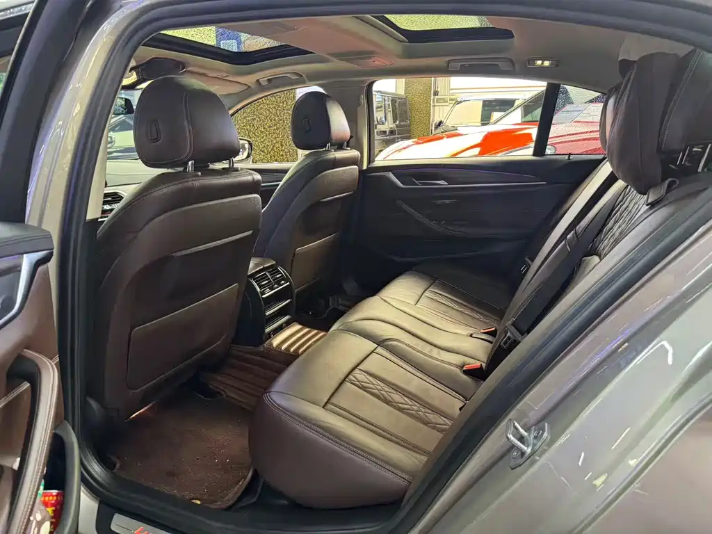 BMW 5 Series — миниатюра 7