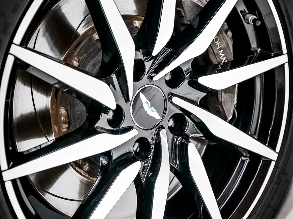 Aston Martin DB11 — миниатюра 9