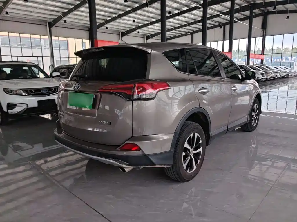 Toyota RAV4 — миниатюра 7