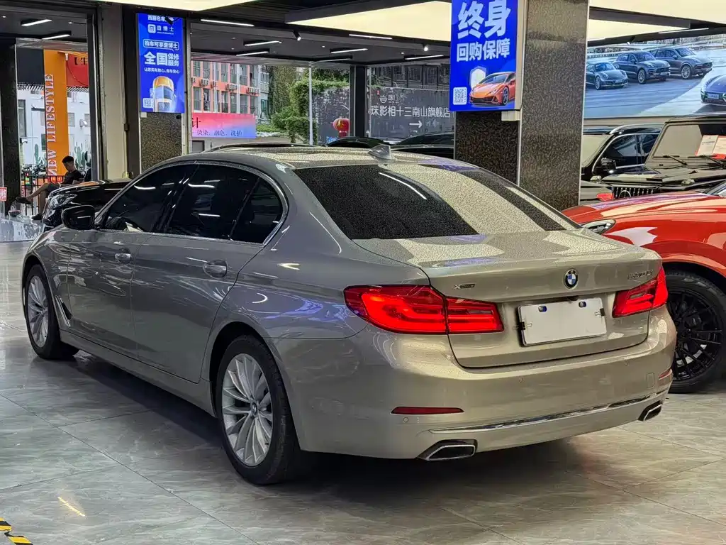 BMW 5 Series — миниатюра 11