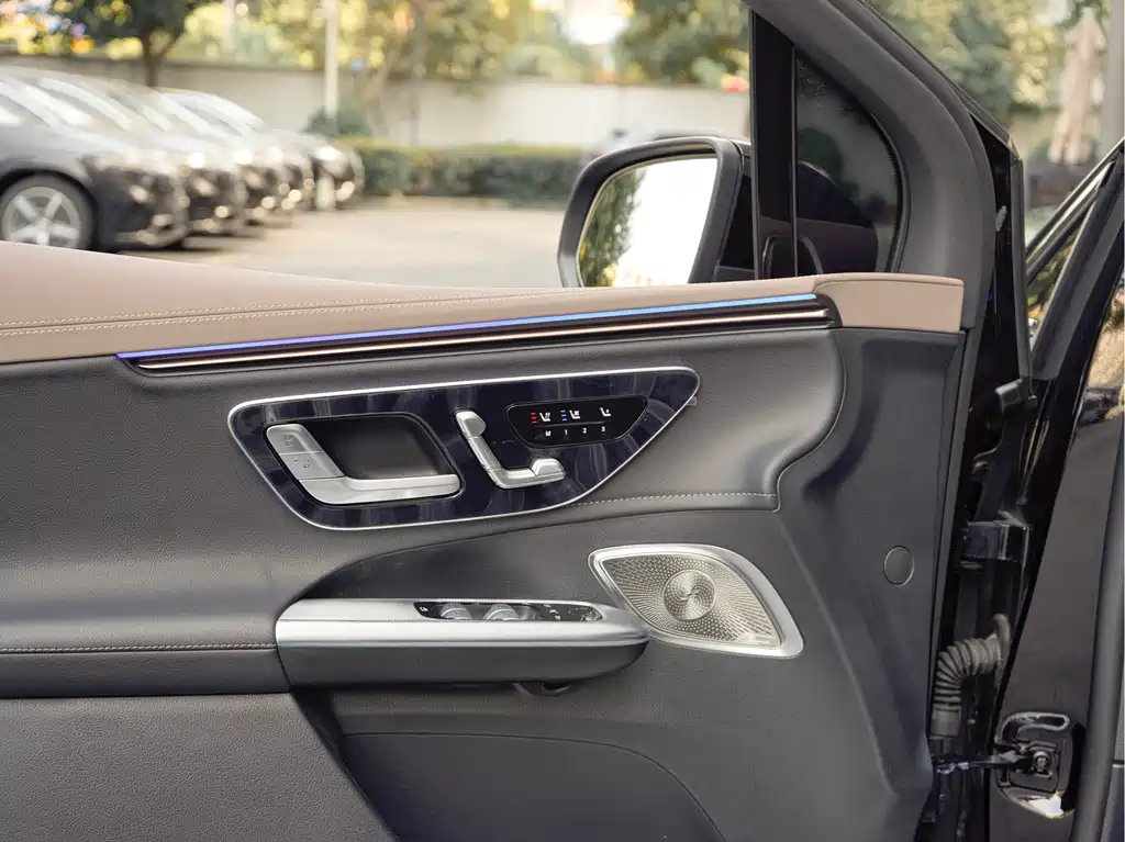 Mercedes-Benz EQE SUV — миниатюра 13
