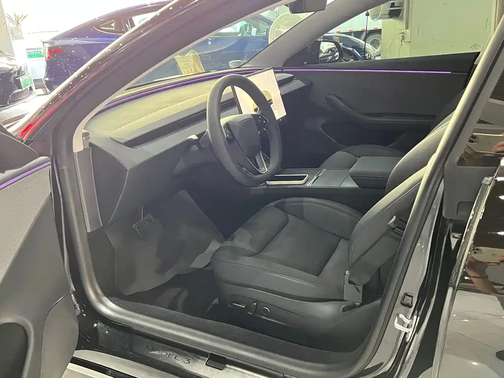 Tesla Model 3 — миниатюра 7