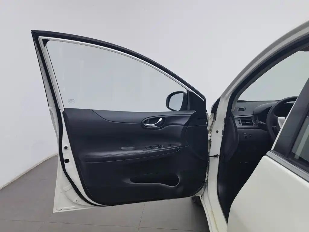 Nissan Tiida — миниатюра 8