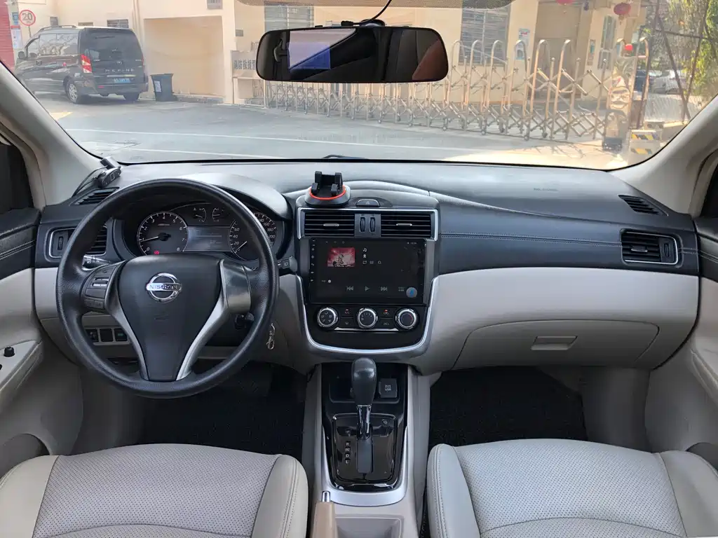 NISSAN TIIDA