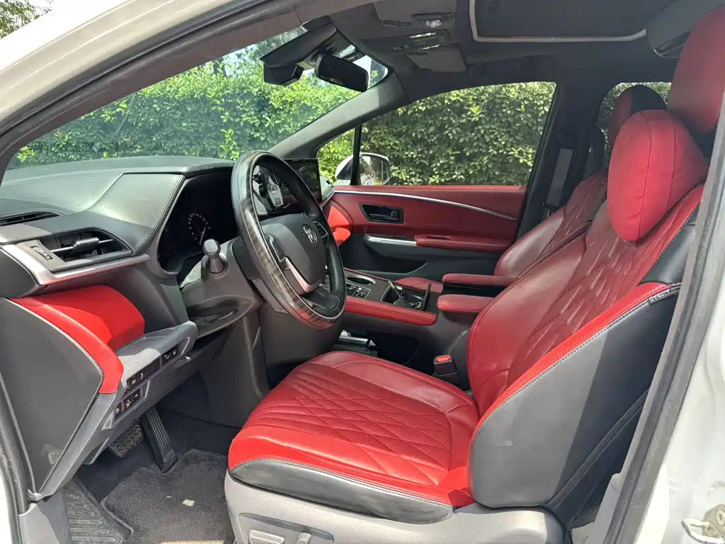 Toyota Sienna — миниатюра 2