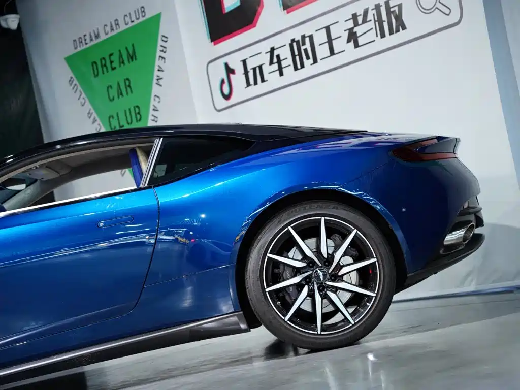 Aston Martin DB11 — миниатюра 8