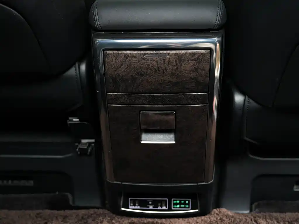 Toyota Alphard — миниатюра 35