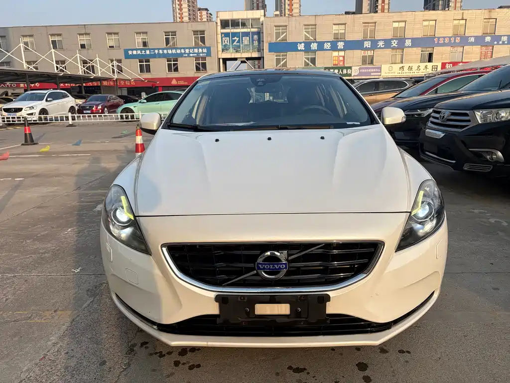 Volvo V40 1.6T Smart Leisure Edition, фото 2