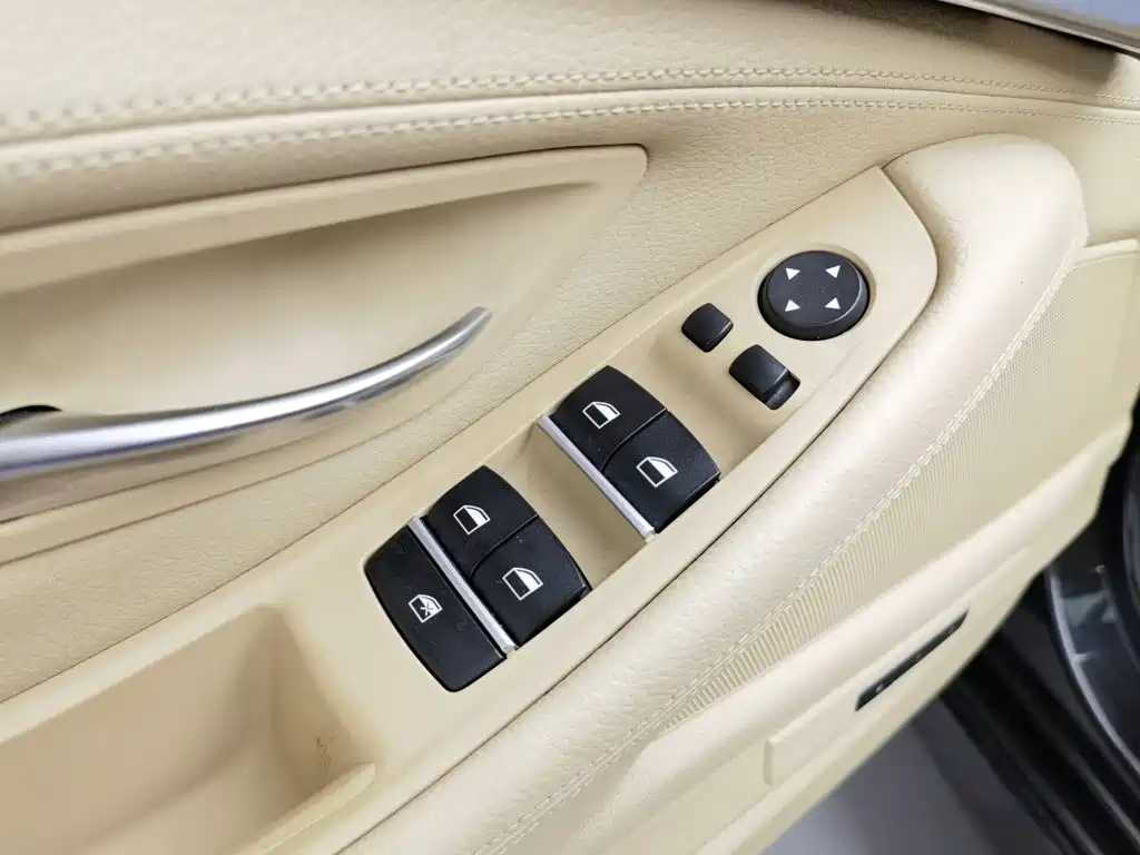 BMW 5 Series — миниатюра 9